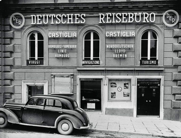 Schwarzweißfoto einer DER-Auslandsfiliale in Rom, ein Auto steht vor dem Gebäude