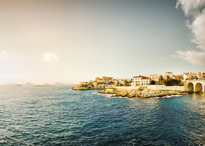 Blick vom Meer aus auf Marseille